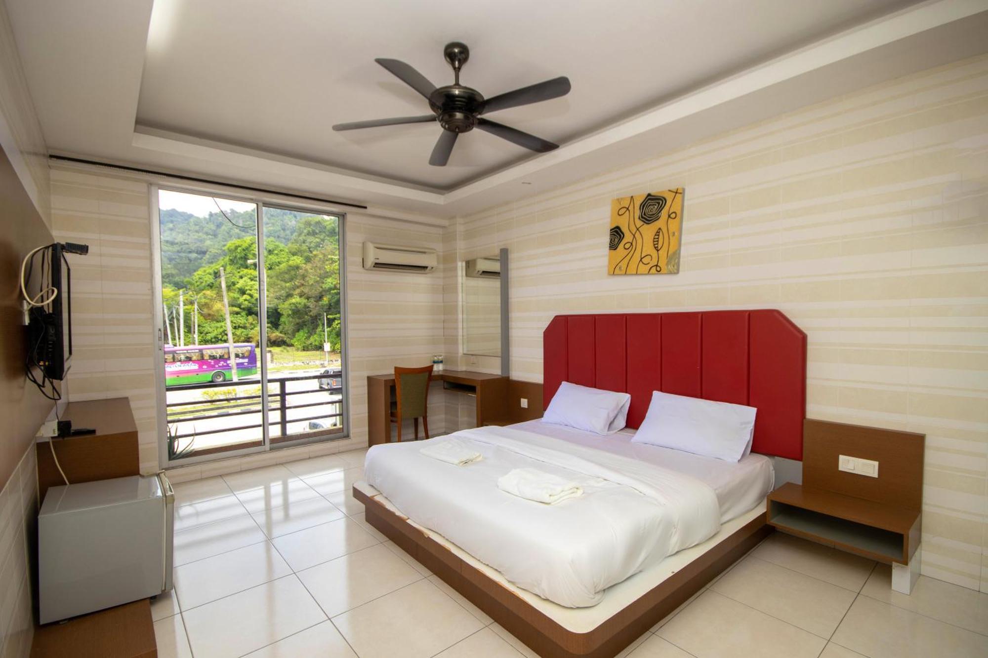 Jq Happy Lumut Hotel Экстерьер фото
